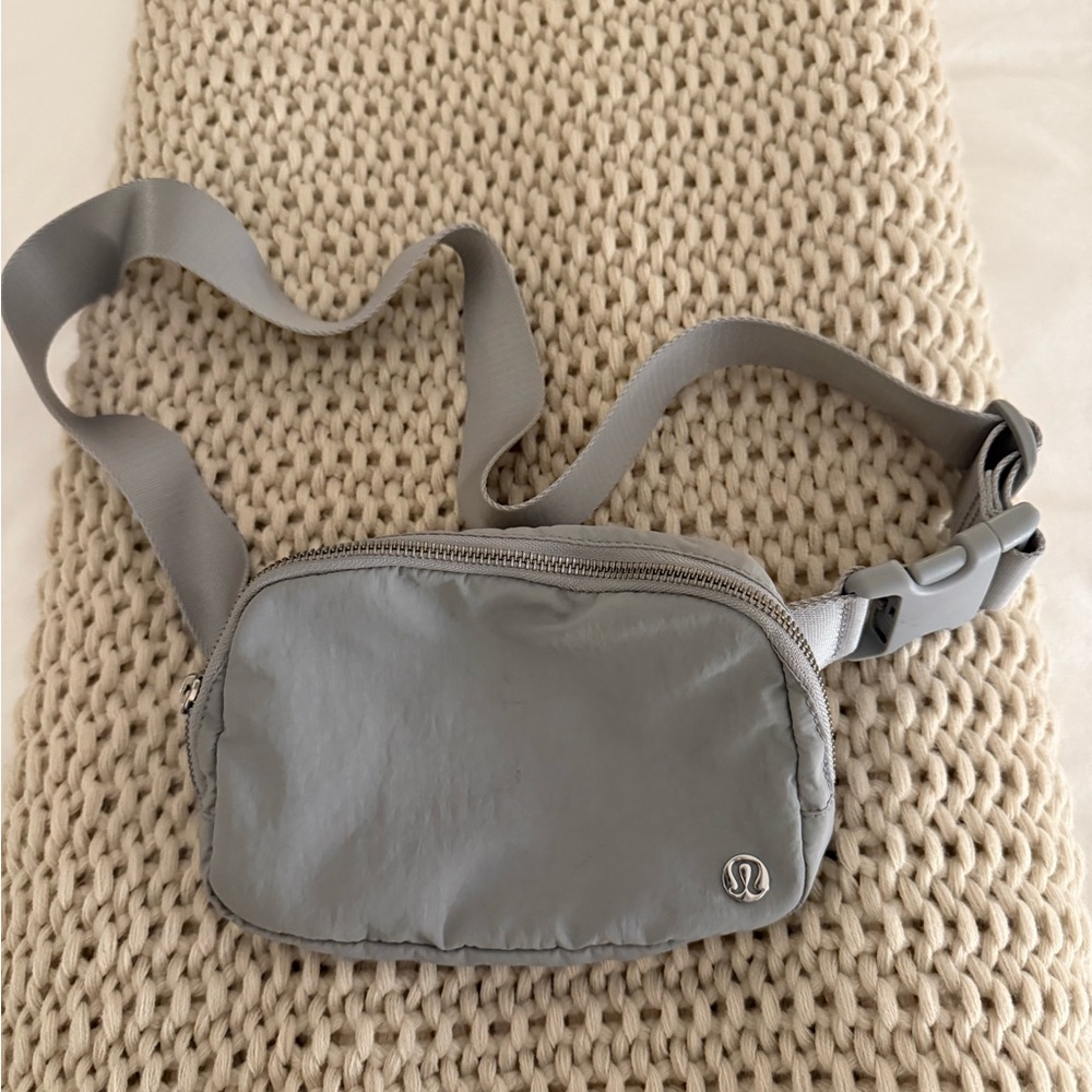 Lululemon everywhere belt bag